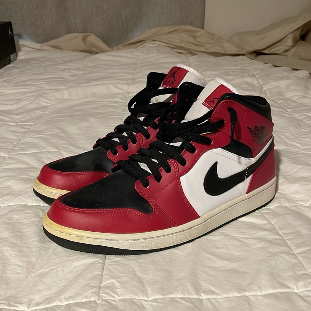 Air Jordan 1 Mid Chicago Toe